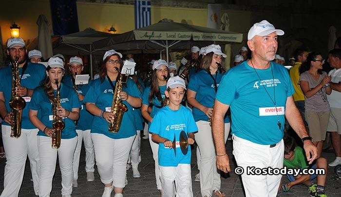 "Πανδαισία" ήχων από τις φιλαρμονικές που "πλημμύρισαν" την πλατεία Ελευθερίας (Φωτό-Βίντεο)