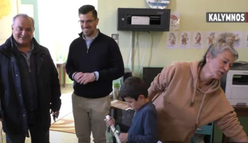 Τέλενδος: Δώρα από το γραφείο του πρωθυπουργού έλαβε ο μοναδικός μαθητής του νησιού
