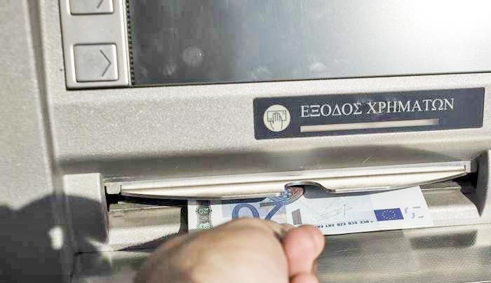 «Ιός» αναγκάζει τα ATM να «φτύνουν» λεφτά