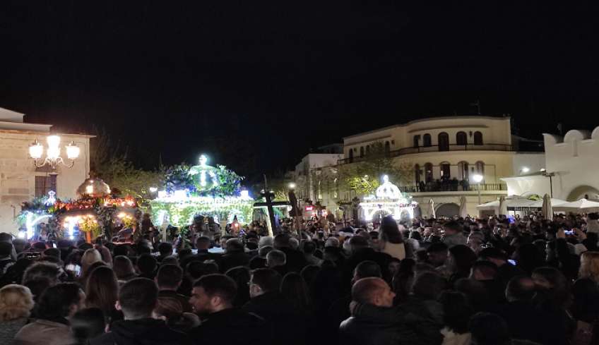 Με Μεγαλοπρέπεια η λιτάνευση των Ιερών Επιταφίων