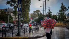Καιρός σήμερα: Συννεφιά, τοπικές βροχές και μικρή άνοδος της θερμοκρασίας
