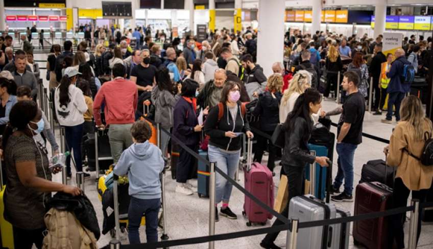 Βρετανία: Χάος για τους ταξιδιώτες με ακυρώσεις πτήσεων - Οικογένεια έφτασε με 32 ώρες καθυστέρηση στην Κρήτη