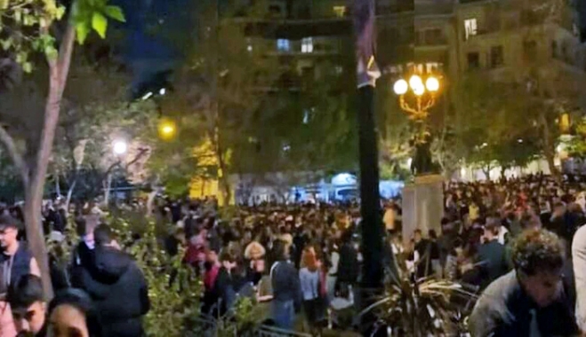 Επιχείρηση «κορωνοπάρτι» -Πώς σχεδιάζει η κυβέρνηση να βάλει τέλος στον συνωστισμό στις πλατείες