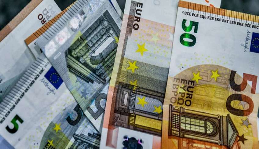«Πλησιάζει» το δώρο Πάσχα: Μέχρι πότε η πληρωμή, πώς μπορεί να «σπάσει» σε δύο δόσεις