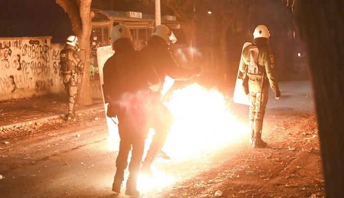 Εξάρχεια: Επίθεση με μολότοφ κατά των ΜΑΤ, έξω από τα γραφεία του ΠΑΣΟΚ