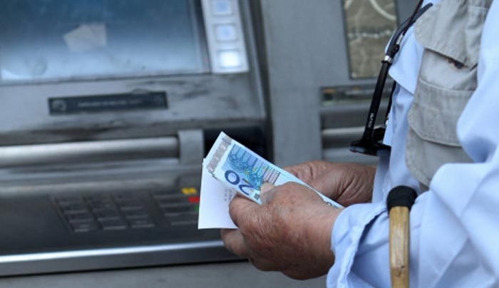 Εκλεισε η επώδυνη συμφωνία: Ψαλίδι έως 18% στις συντάξεις, στα 5.681 το αφορολόγητο