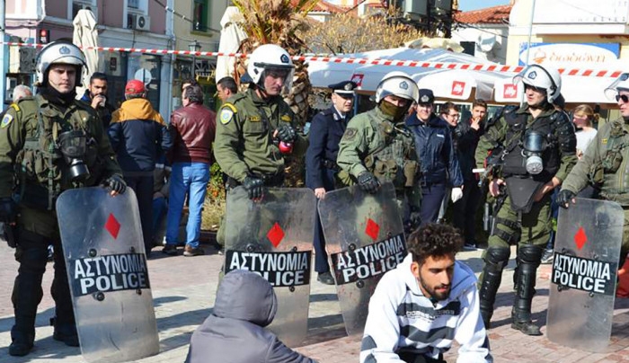 Εμπόλεμη κατάσταση στη Μόρια, πολλοί τραυματίες