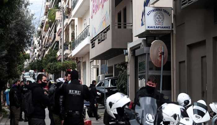 Καρέ-καρέ η επίθεση με μολότοφ και καπνογόνα στο ΑΤ Καισαριανής [βίντεο]