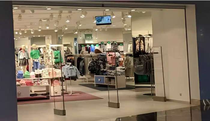 Ανακαλούνται παιδικά ρούχα πασίγνωστης εταιρίας – Οι σοβαροί κίνδυνοι που μπορεί να κρύβουν