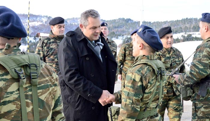 Ο Καμμένος υψώνει σημαία στα σύνορα με Αλβανία - ΒΙΝΤΕΟ