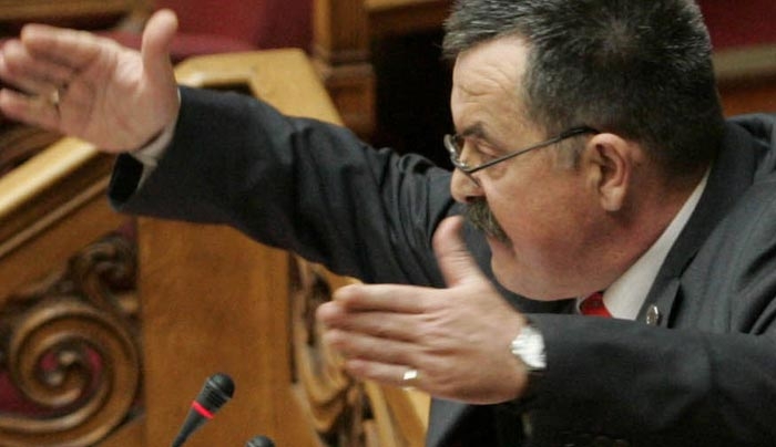 Απίστευτες εκφράσεις στη Βουλή: «Υποκλίνεσαι στον Χίτλερ» - «Αντε γ...» (βίντεο)