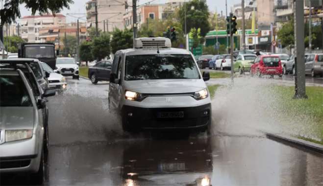Καιρός σήμερα: Επιμένουν οι καταιγίδες και οι δυνατοί άνεμοι – Πέφτει η θερμοκρασία στους 25 βαθμούς Κελσίου