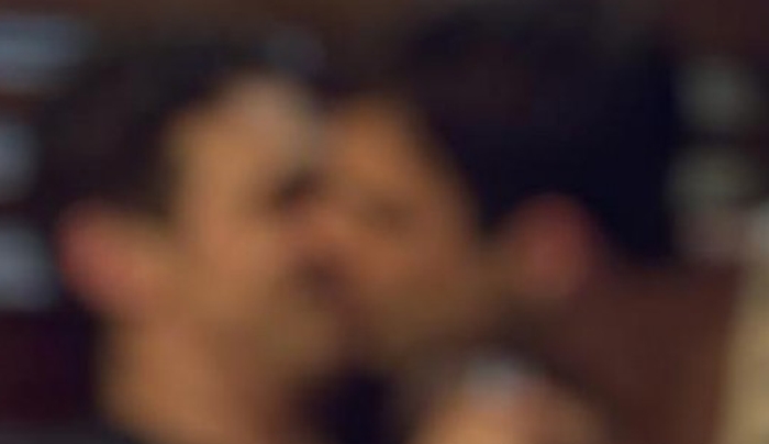 Πήρε «φωτιά» το instagram με τα φιλιά των δυο διάσημων ανδρών
