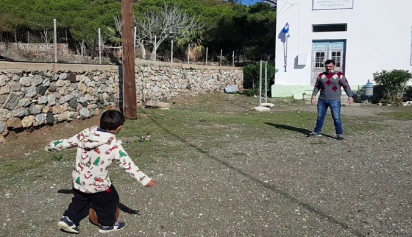 Τέλενδος: «Ο Σάββας, ο μοναδικός μαθητής μου, είναι η παρέα μου» λέει ο δάσκαλος του νησιού