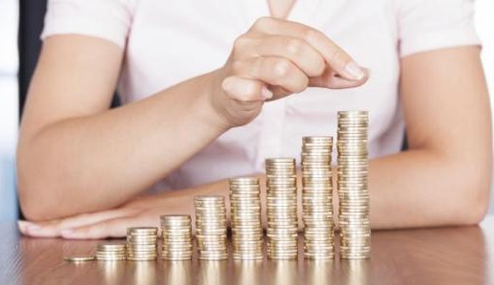 Πόσα χρήματα θα χάσουμε από την τσέπη μας – Παραδείγματα μείωσης μισθών και συντάξεων από αύξηση εισφορών (πίνακες)