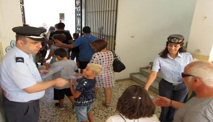 Ενημερωτικά φυλλάδια οδικής ασφάλειας διανεμήθηκαν από αστυνομικούς σε γονείς και μαθητές σχολείων στo Νότιο Αιγαίο
