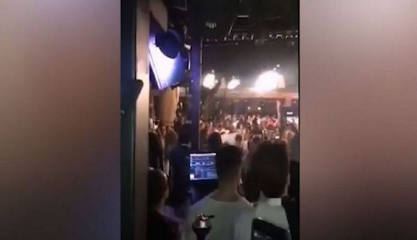 Πάρτι 1.000 ατόμων σε απίστευτο συνωστισμό σε beach bar στον Αλιμο -Δίμηνο λουκέτο και πρόστιμο 20.000 ευρώ