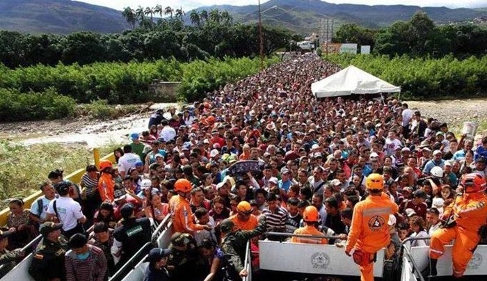 «Ορδές» πεινασμένων Βενεζουελανών αναζητούν τροφή και φάρμακα στην Κολομβία