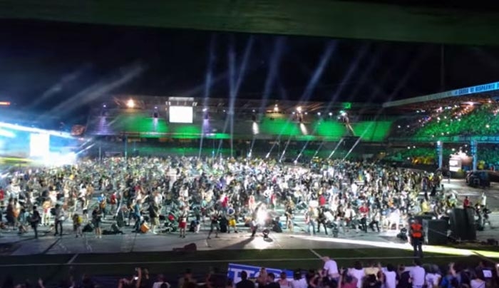 Έπος! 1.200 μουσικοί παίζουν το "smells like teen spirit"! [βίντεο]