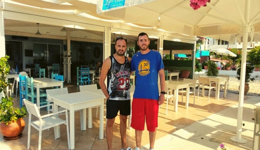 Στην Κω ο υπεύθυνος της ακαδημίας «Αστέρια Αχαΐας» Θάνος Τσάμης, καλεσμένος της οικογένειας Γιασεμή