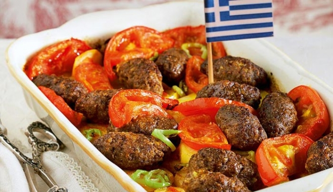 Σουτζουκάκια με πατάτες στο φούρνο