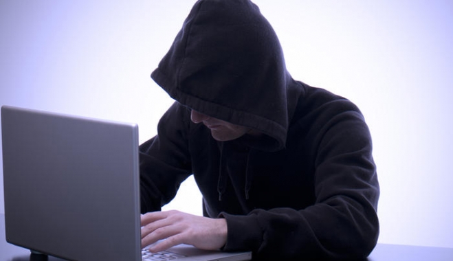 Κατ' οίκον περιορισμός για τον «δράκο» του Facebook στη βίλα στην Εκάλη