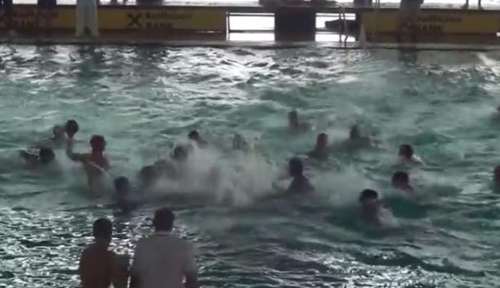 Συγκλονιστικό! Το απίστευτο ξύλο του Ελλάδα – Κροατία στην πισίνα (βίντεο)