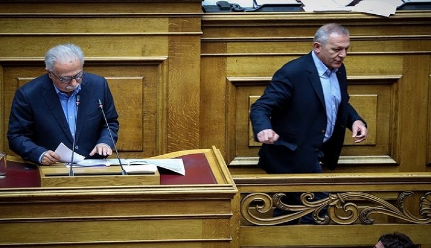 Έπος στη Βουλή: Ο Παφίλης διέκοψε τον Γαβρόγλου και του έδωσε να διαβάσει τον «Ριζοσπάστη» [βίντεο]