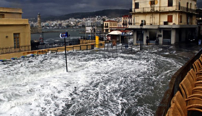 H θάλασσα βγήκε στη στεριά στο Ρέθυμνο - Δείτε φωτογραφίες