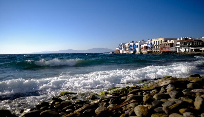 Μύκονος: Ξαπλώστρες και sushi χωρίς απόδειξη - «Αόρατες» βίλες με 57.000 ευρώ την ημέρα
