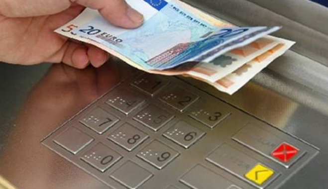 Παγίδευαν με έλασμα τη θύρα εξόδου ΑΤΜ και έκλεψαν 18.000 ευρώ από καταθέτες!