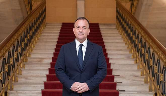 Ο Γιάννης Παππάς τάσσεται υπέρ της Περιφέρειας και δείχνει το κτίριο της ΔΕΥΑΡ!