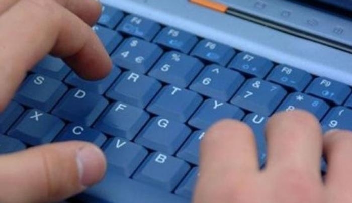 Πόσο επικίνδυνο είναι να φορτίζεις το τηλέφωνο από τον υπολογιστή