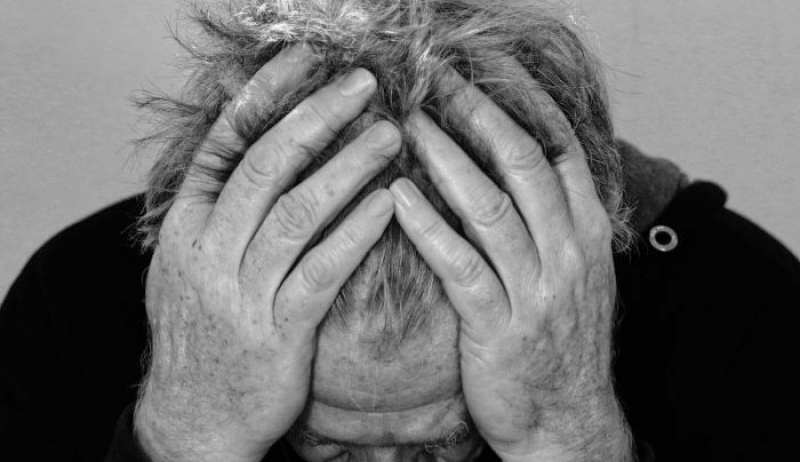6 στους 10 Έλληνες πιστεύουν ότι ο πονοκέφαλος περνάει με το... ξεμάτιασμα!