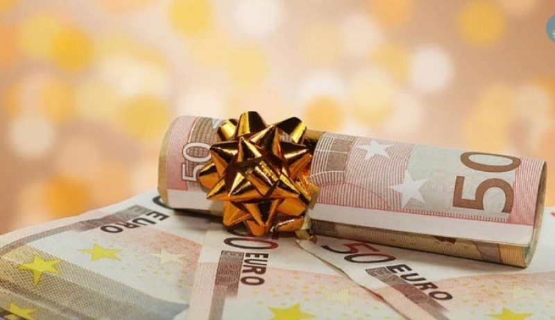Χριστουγεννιάτικος μποναμάς σε 250 χιλ. νοικοκυριά αν επιτευχθεί το υπερπλεόνασμα στον εφετινό προϋπολογισμό