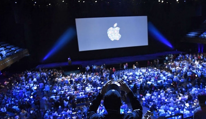 Η Apple πρώτη εταιρεία του 1 τρισ. δολαρίων
