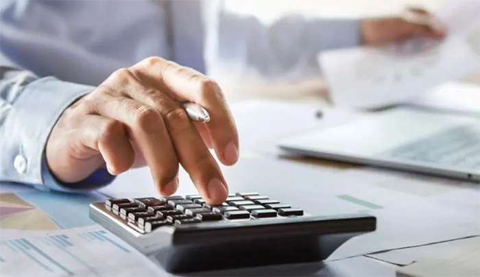 Ελεύθεροι Επαγγελματίες: Τι φόρο θα πληρώσουν νέοι, παλαιοί, συνταξιούχοι και αγρότες