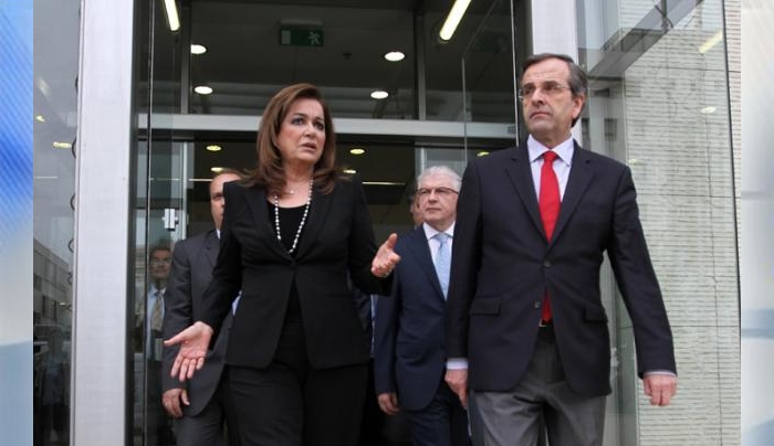 Ντόρα σε Σαμαρά: "Αντώνη παραιτήσου"