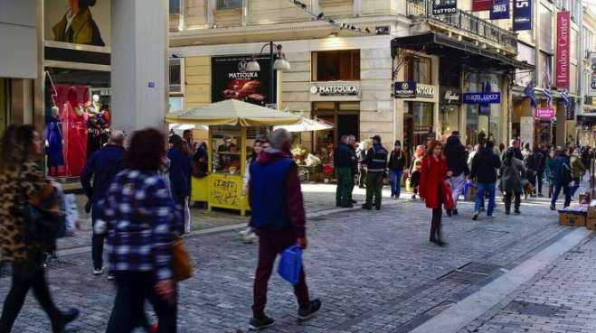 Ακρίβεια: Σε ποιες δαπάνες βάζουν «μαχαίρι» οι Έλληνες