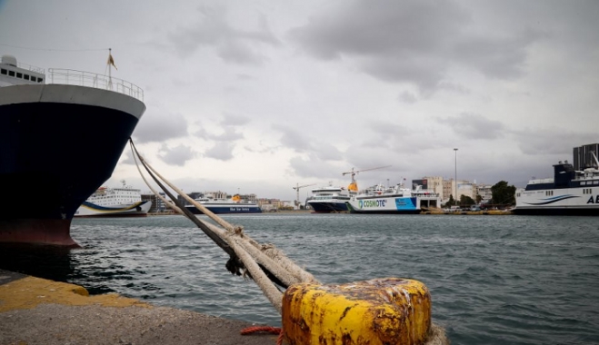 Παραμένει το απαγορευτικό απόπλου από Πειραιά, Ραφήνα και Λαύριο