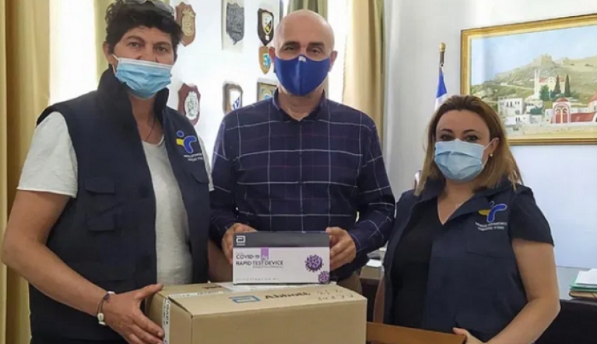 Παραδόθηκαν 500 Abbott Rapid Test στο κλιμάκιο ΚΟΜΥ ΕΟΔΥ της Λέρου