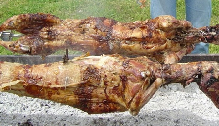 Αρνί, σούβλα, κάρβουνα, φύγαμε...
