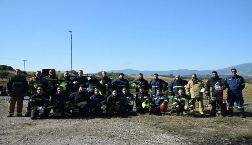 Δύο εθελοντές πυροσβέστες της Πυροσβεστικής Υπηρεσίας Κω, ο Αλέξης Παντελίδης και ο Ρένος Πατάκος στην εκπαίδευση "ΠΥΡΚΑΓΙΕΣ ΑΕΡΙΩΝ ΚΑΥΣΙΜΩΝ" στο Σχηματάρι