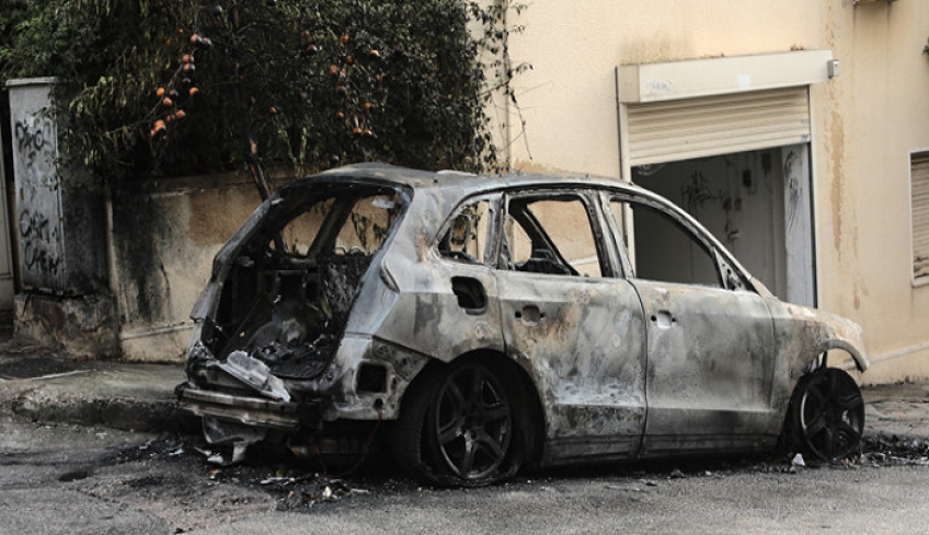 Συναγερμός στην ΕΛ.ΑΣ. για τα καμένα ΙΧ -Ποιους βλέπει πίσω από τις επιθέσεις