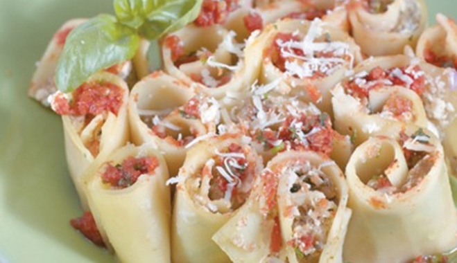 Λαζάνια rolls γεμιστά με καπνιστή μελιτζάνα, φέτα και κουκουνάρι