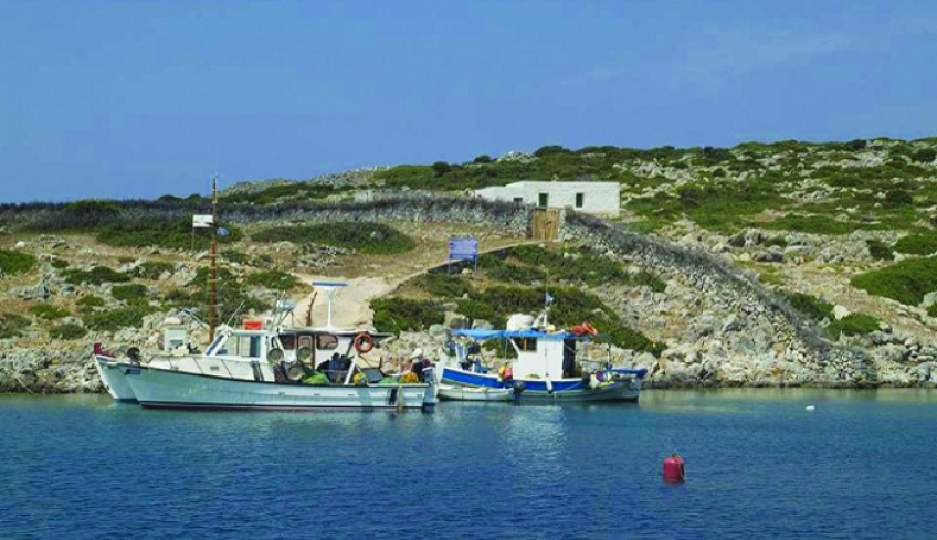 Η «Σύμπλευση» επισκέπτεται τους κατοίκους των «ακατοίκητων» νησιών της Κινάρου και των Λεβίθων