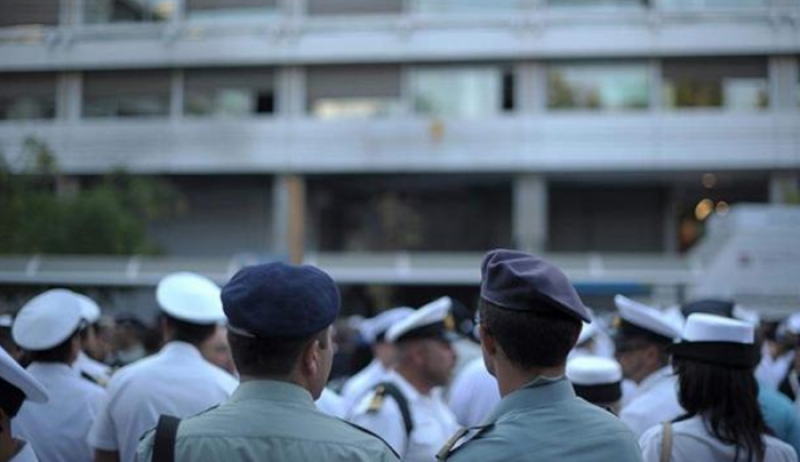 Στριμώχνουν την κυβέρνηση οι ένστολοι: Μπαράζ αγωγών για νέα αναδρομικά ως 2.500 ευρώ