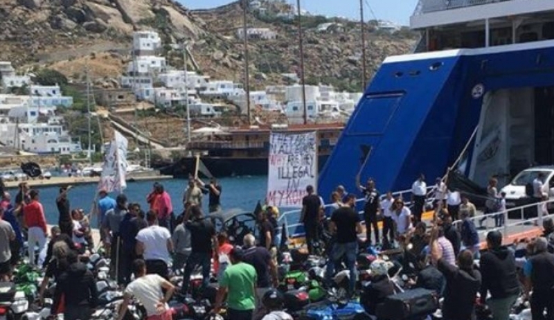 Μύκονος: «Γουρούνες» στον καταπέλτη του Blue Star - Απειλούν να κλείσουν το λιμάνι και το αεροδρόμιο