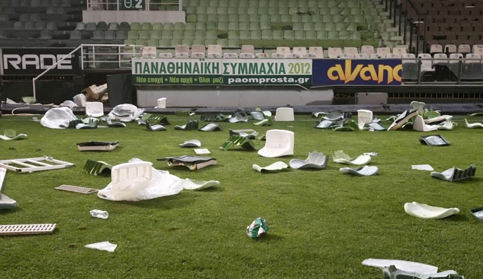 Ζούγκλα στη Λεωφόρο - Σοβαρά επεισόδια, τραυματισμοί, χάος και αναβολή του ντέρμπι