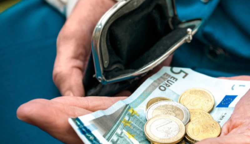 Από Δεκέμβριο ΕΚΑΣ στα 12 ευρώ – Η απόλυτη κοροϊδία σε βάρος 229.000 δικαιούχων!